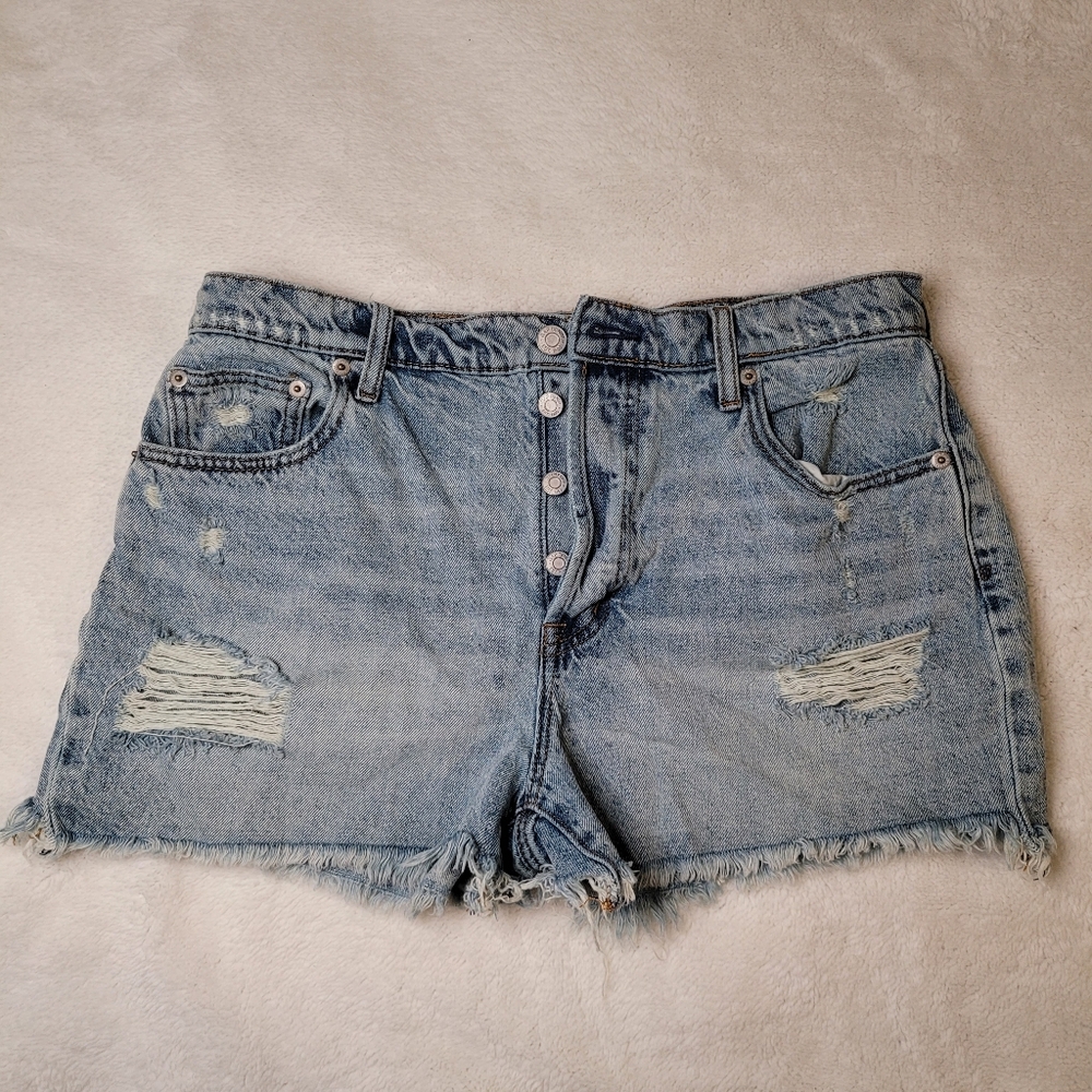 35. Gap Denim Distressed Women's Shorts Size: 30